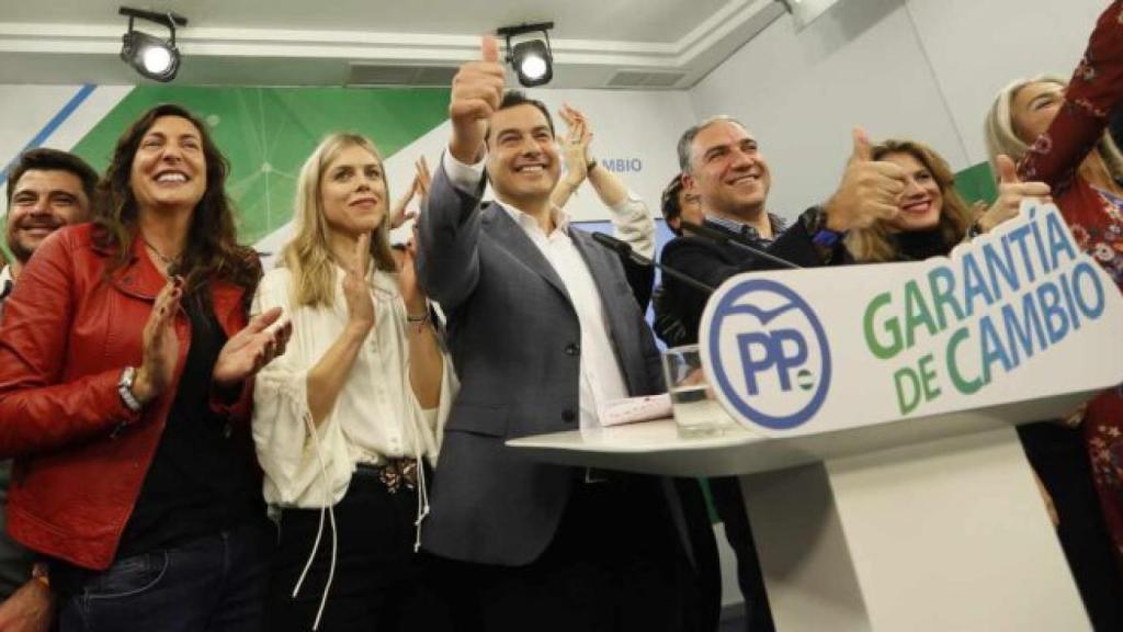 El presidente de la Junta, Juanma Moreno, junto a su mujer, Manuela Villena, la noche electoral del 2 de diciembre.