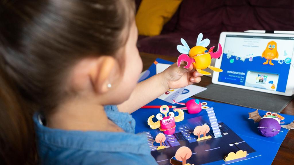 WoWplay nace para ofrecer un espacio a niños y niñas para que desarrollen habilidades blandas y competencias STEM a través del juego y el asombro utilizando una metodología propia: 'WoWlearning'.