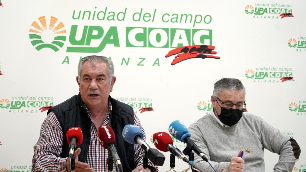 El coordinador autonómico de COAG, Lorenzo Rivera, y el secretario general de UPA Castilla y León, Aurelio Aurelio González (I), presentan sus propuestas al nuevo Gobierno de la Junta de Castilla y León para garantizar el presente y futuro de las explotaciones familiares agrarias de la región