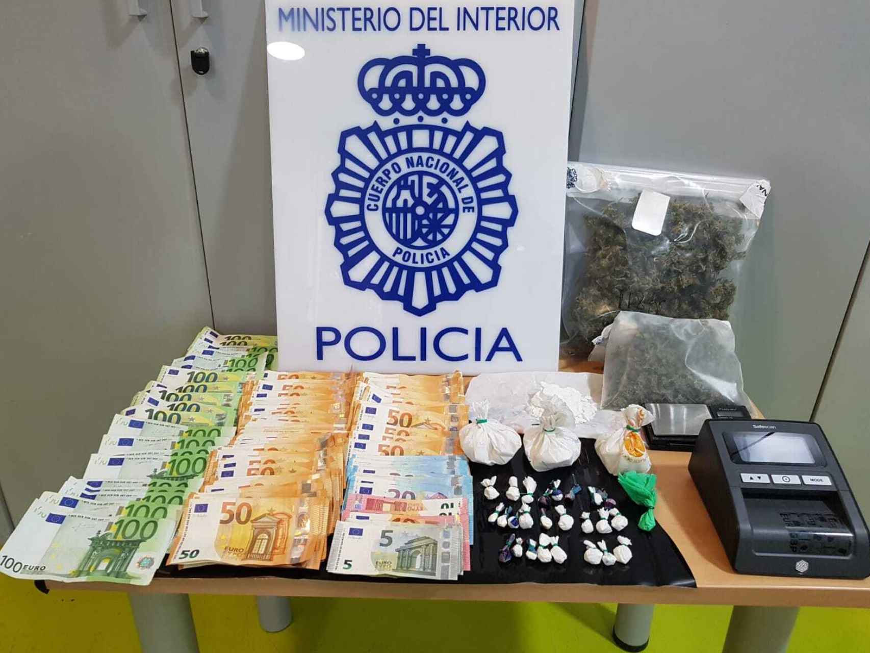 La droga y el dinero incautados por la Policía Nacional en Pozohondo (Albacete).