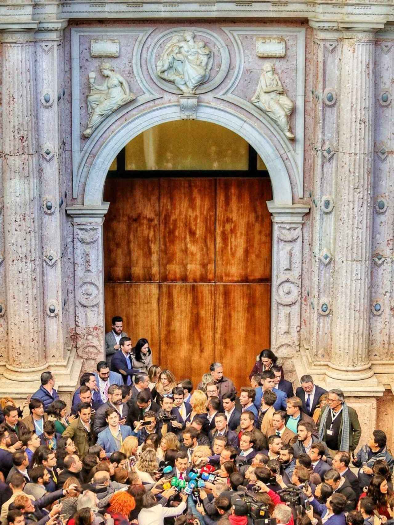 El presidente de la Junta, Juanma Moreno, el día de la toma de posesión en la puerta del salón de plenos del Parlamento andaluz.