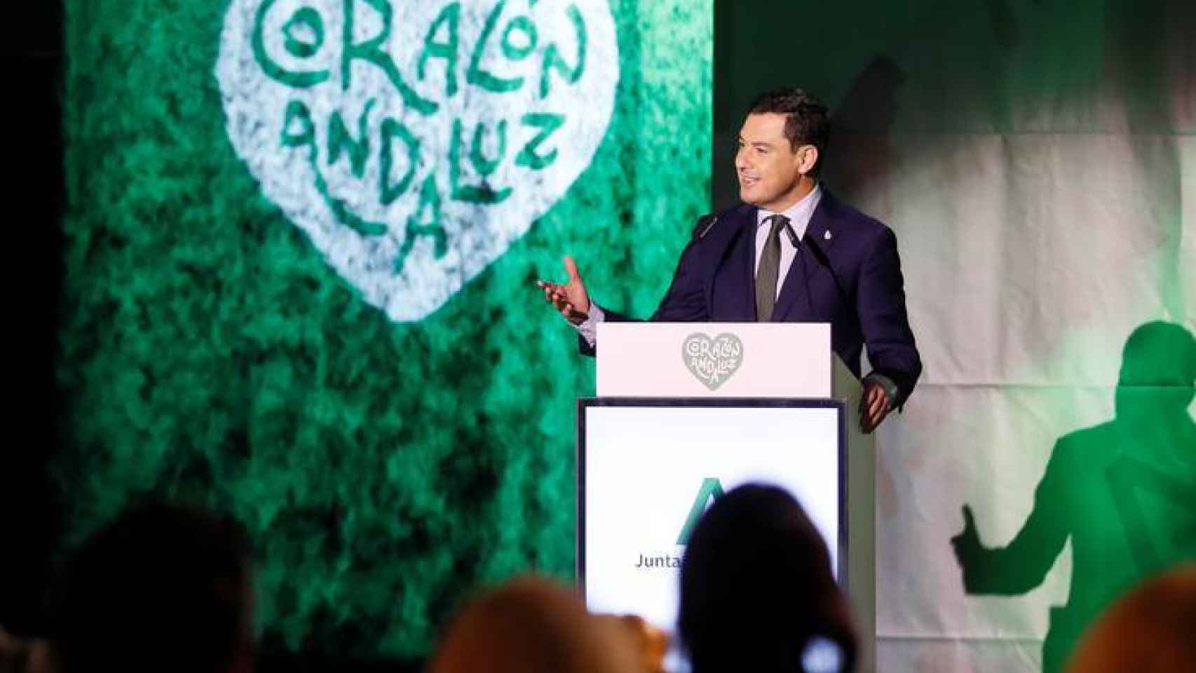 El presidente de la Junta, Juanma Moreno, anuncia la marca 'Corazón andaluz'.