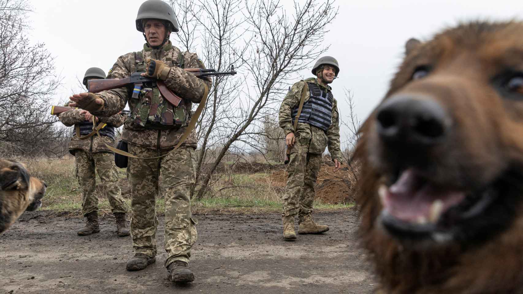 Soldados ucranianos hacen guardia cerca de Barvinkove, en Ucrania.