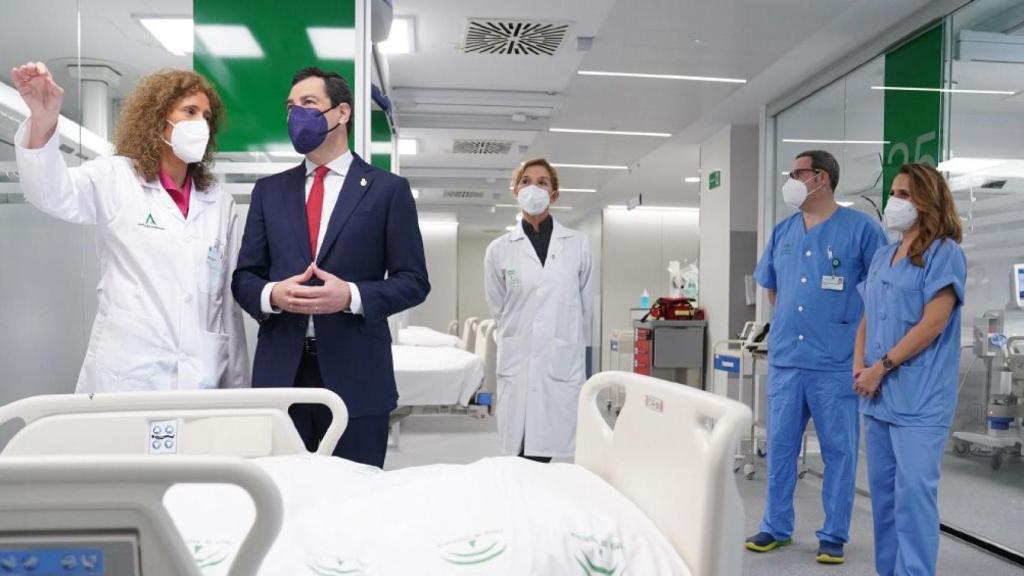 El presidente de la Junta, Juanma Moreno, en el Hospital Militar de Sevilla rehabilitado.