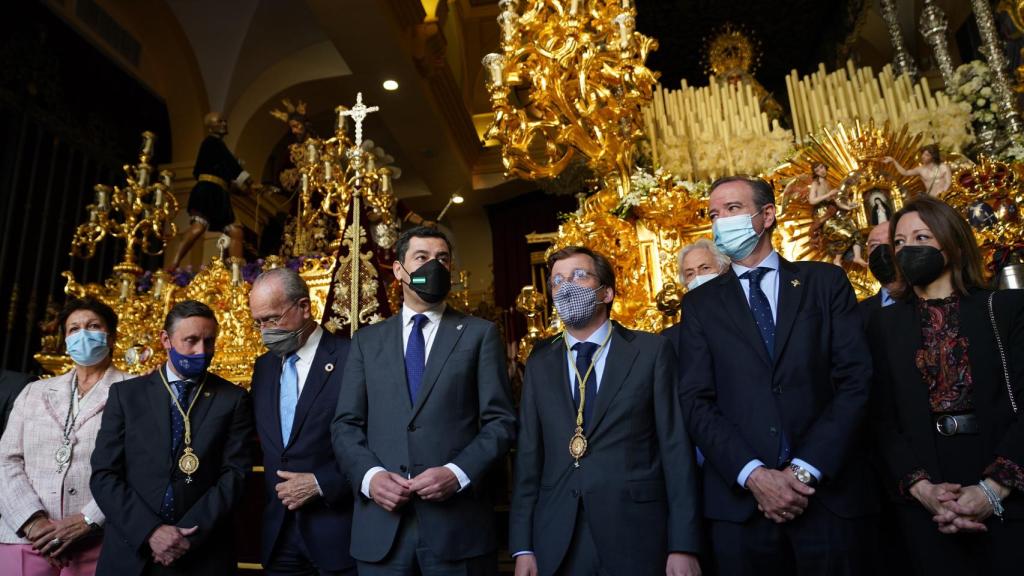 El presidente de la Junta de Andalucía, Juanma Moreno, junto al alcalde de Madrid, José Luis Martínez-Almeida en la Hdad La Paloma, en Málaga.