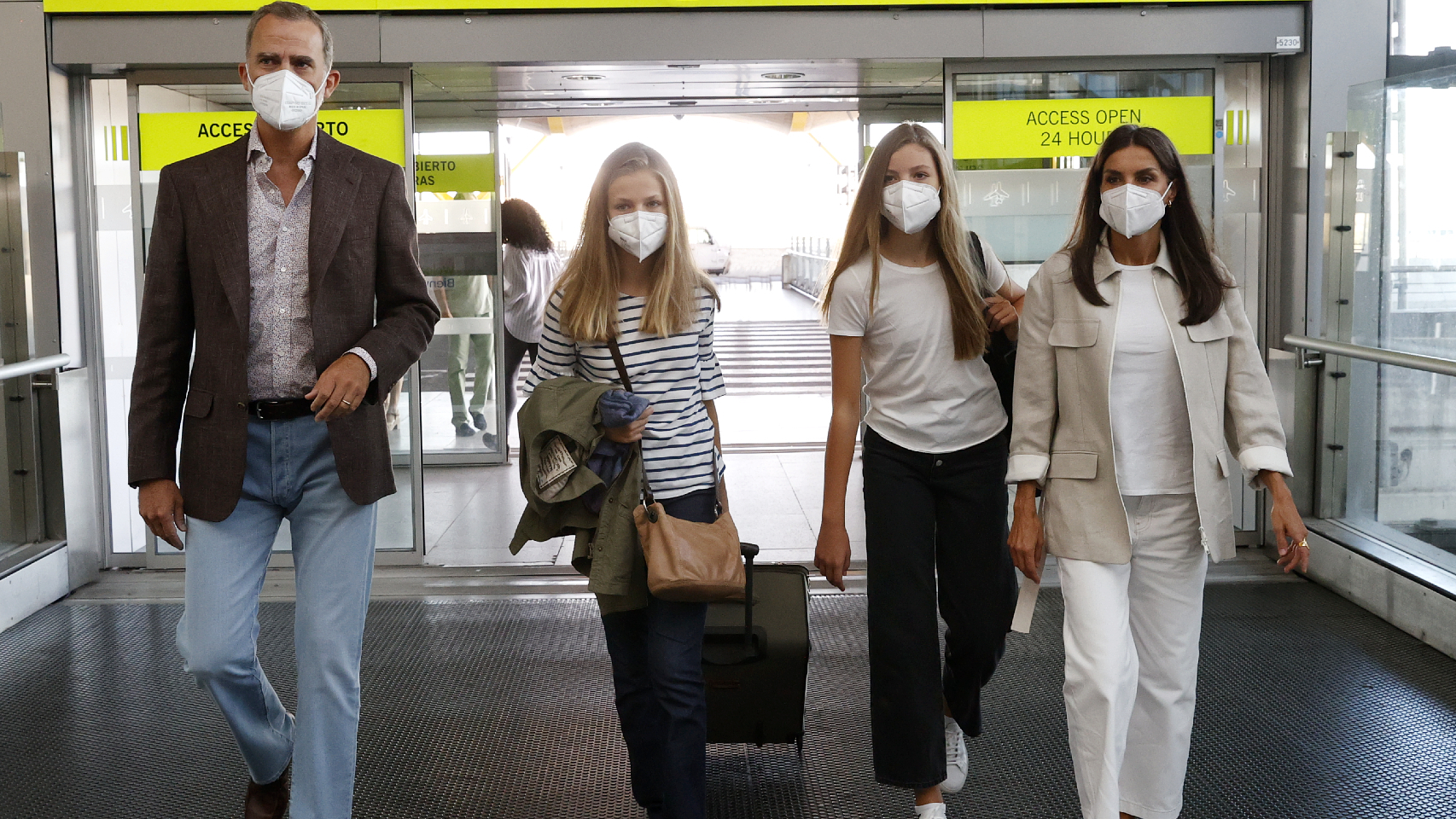 La princesa Leonor, en el aeropuerto con los Reyes y su hermana, el día de su marcha a Gales.