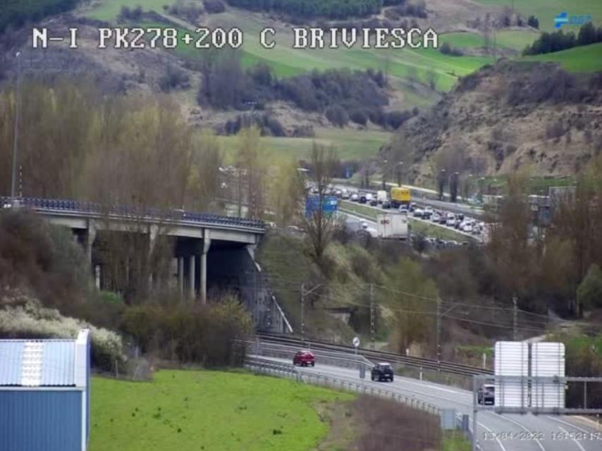 Imagen de la N-1 en Burgos, al fondo las retenciones en la AP-1