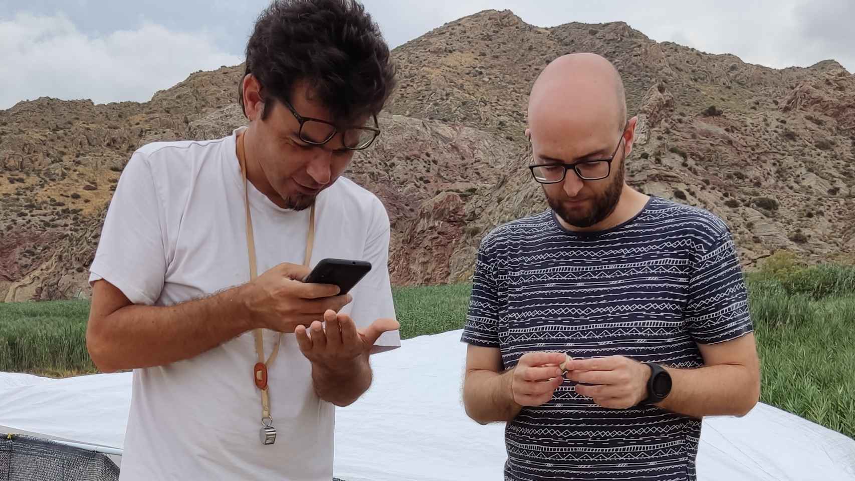 Los investigadores Jaime Cuevas (UA) y Aleix Eixea (UV) en el yacimiento de Los Aljezares.
