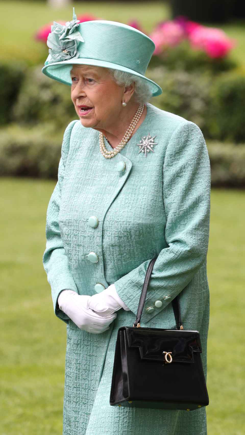 La reina Isabel II con un bolso Launer.
