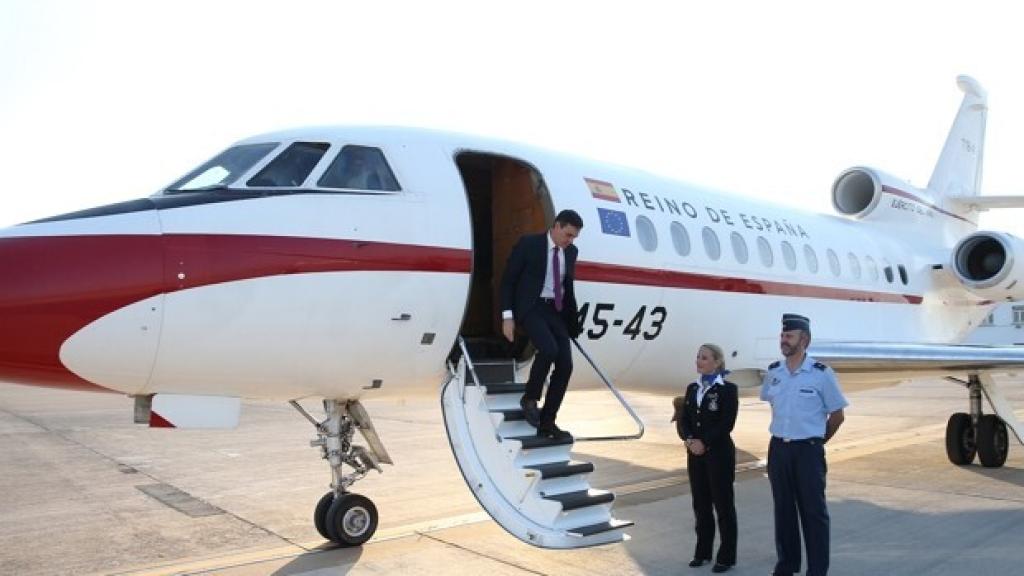 El presidente del Gobierno, Pedro Sánchez, bajando del Falcon.