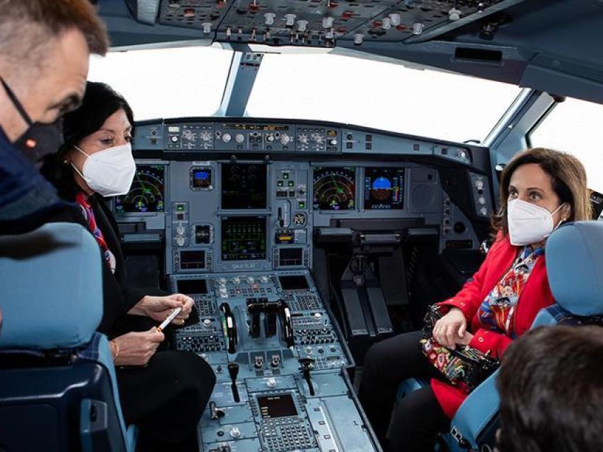 Margarita Robles en un Airbus-A330 del 45 Grupo de Fuerzas Aéreas.