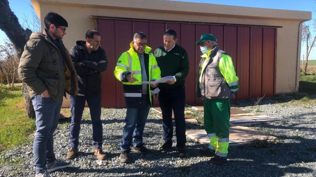 El vicepresidente tercero y diputado de Medio Ambiente y Obras Municipales, Javier Faúndez Domínguez, acompañado por el alcalde del Ayuntamiento de Rabanales, Santiago Moral Matellán, el alcalde pedáneo de Matellanes, Antonio Jesús Blanco