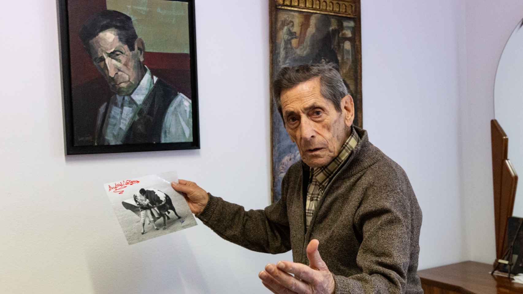 JL Leal / ICAL . Andrés Vázquez, en su casa de Villalpando junto a algunos de sus recuerdos