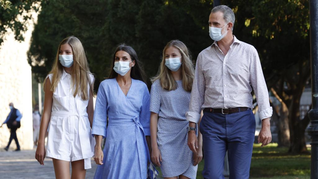 Los reyes, Felipe y Letizia, junto a sus hijas, Leonor y Sofía, en una imagen de archivo.