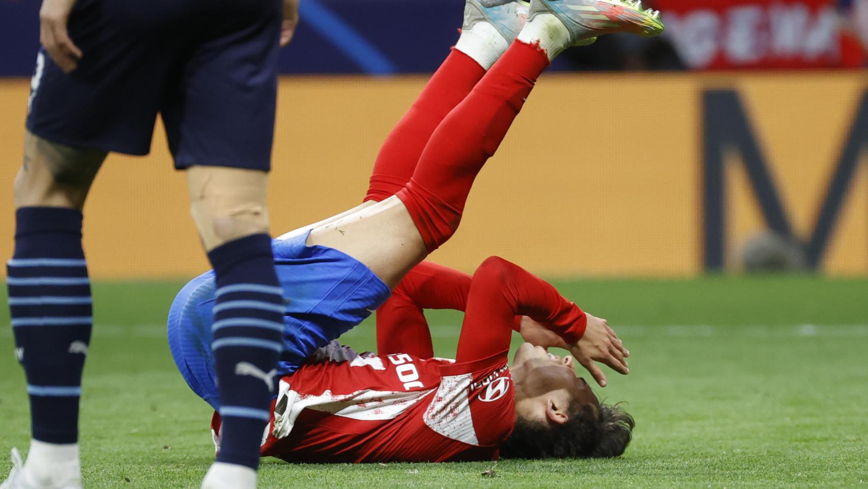 Antoine Griezmann se lamenta en el suelo tras una ocasión clara fallada ante el Manchester City