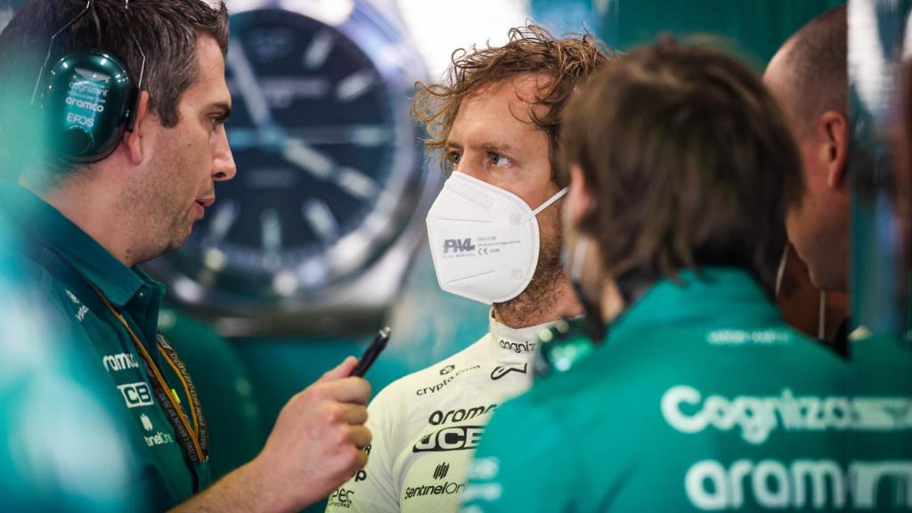 Sebastian Vettel hablando con sus ingenieros en el box de Aston Martin