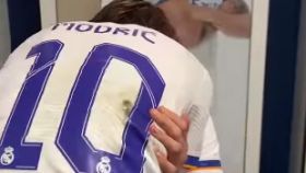 Abrazo entre Valverde y Modric en el vestuario