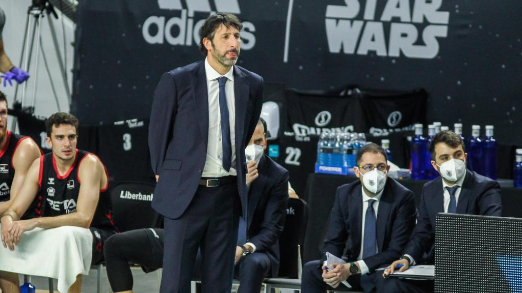 Alex Mumbrú dirigiendo un partido de Bilbao Basket