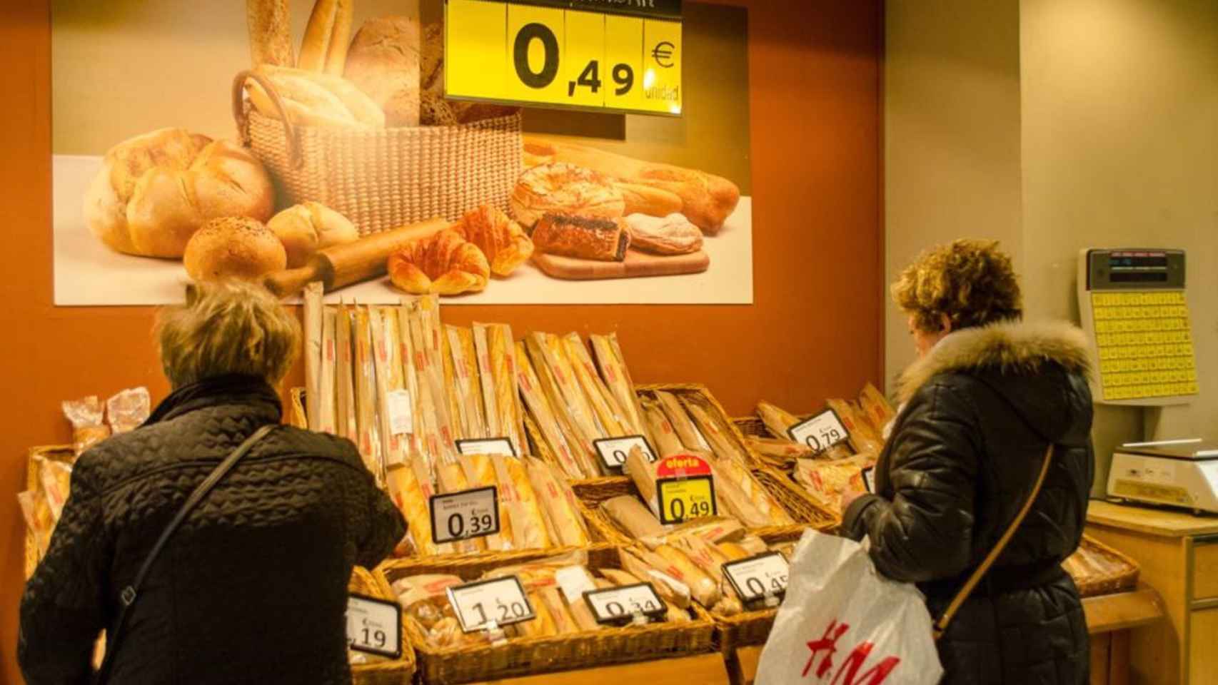 Unas mujeres comprando pan.