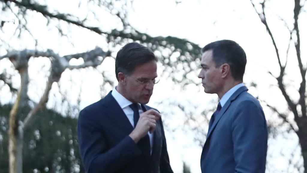 Mark Rutte, primer ministro de Países Bajos, aclara ideas con Pedro Sánchez, en los jardines de Moncloa.