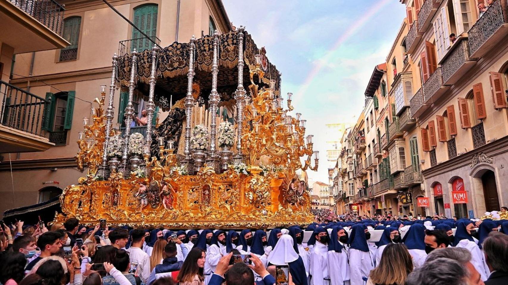 El galeón de la Paloma, imponente por las calles del Centro.