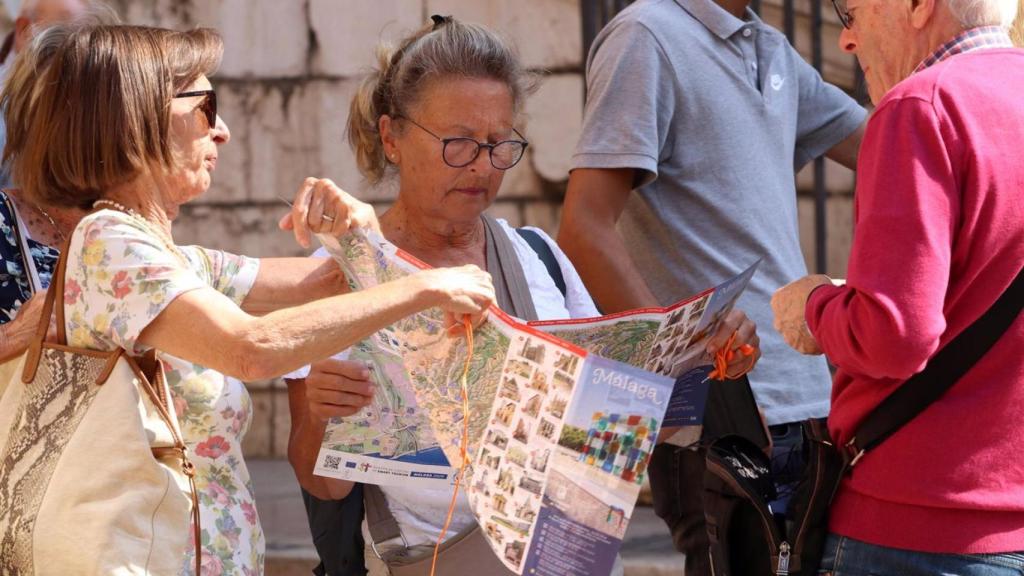 Varios turistas pasean por la calles de Málaga.