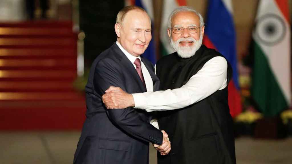 El presidente de Rusia, Vladimir Putin, junto al primer ministro de la India, Narendra Modi, en Nueva Delhi el 6 de diciembre de 2021.