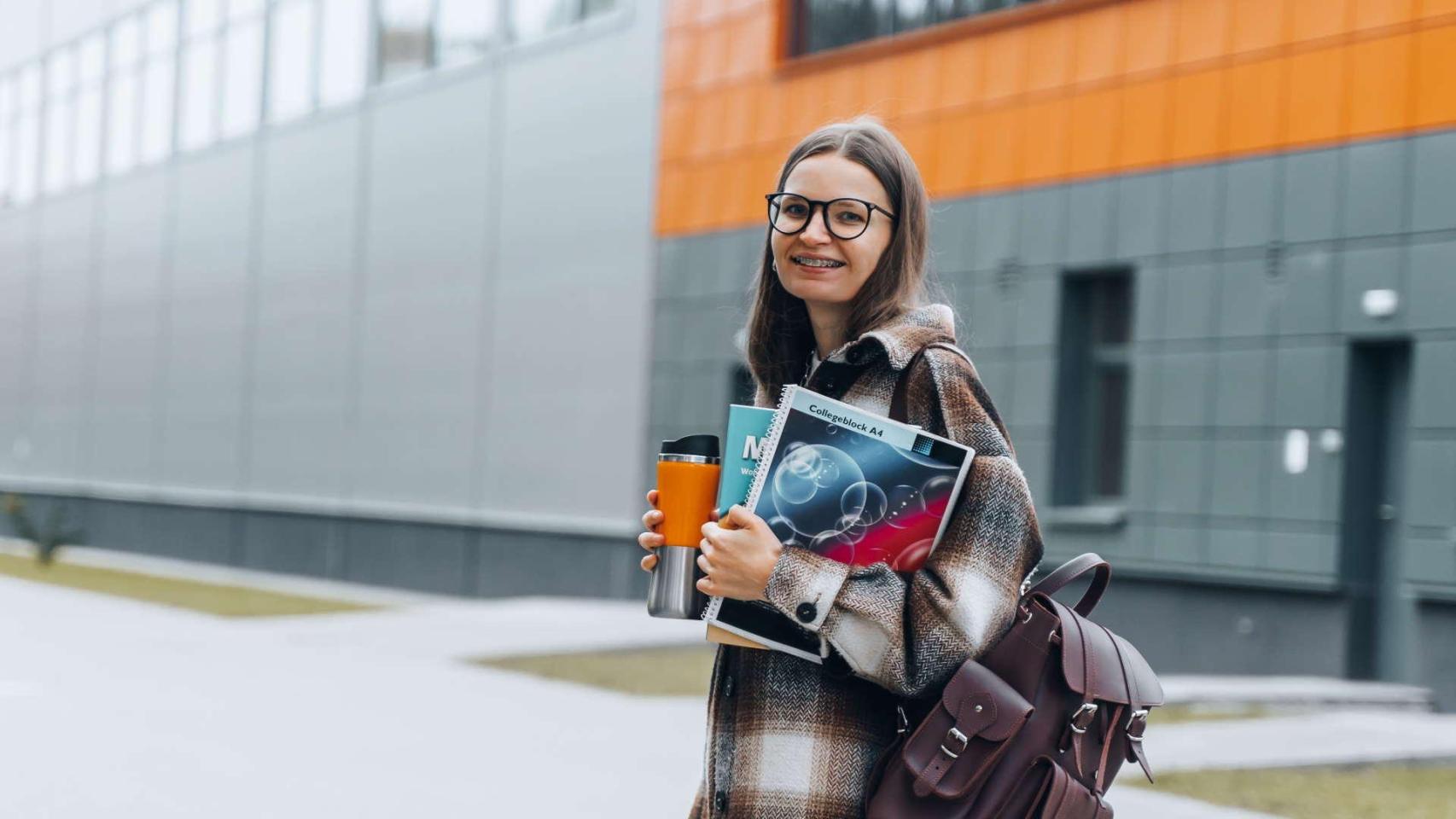 Una estudiante universitaria en un campus