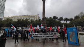 Alrededor de un centenar de trabajadores de centros de llamadas se concentran en el Obelisco, en A Coruña, para demandar un convenio digno.