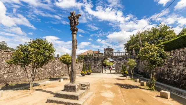 Cruceiro en la entrada al Monasterio da Armenteira, Meis.