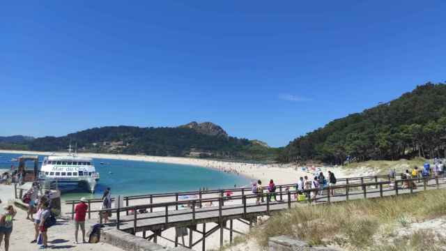 Embarque de turistas en las Islas Cíes.