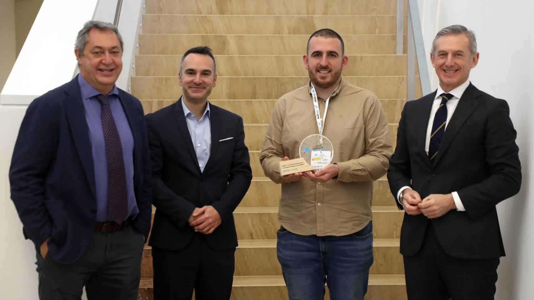 Elio López, CEO y cofundador de Innogando, recogió el premio EmprendeXXI Galicia de manos del director general del Igape, Fernando Guldrís, y el director  territorial norte de CaixaBank, Juan Pedro Badiola.
