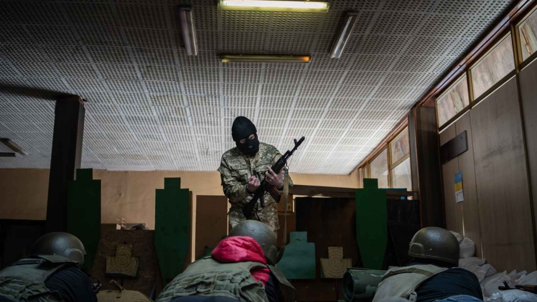 Muchos ucranianos están dispuestos a morir por su país, pero la mayoría de instructores cuentan que faltan armas.