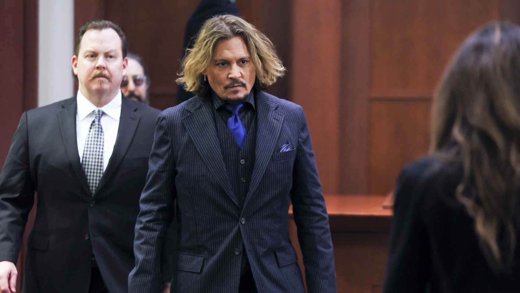 Johnny Depp saliendo de los juzgados este pasado miércoles 13 de abril de 2022.