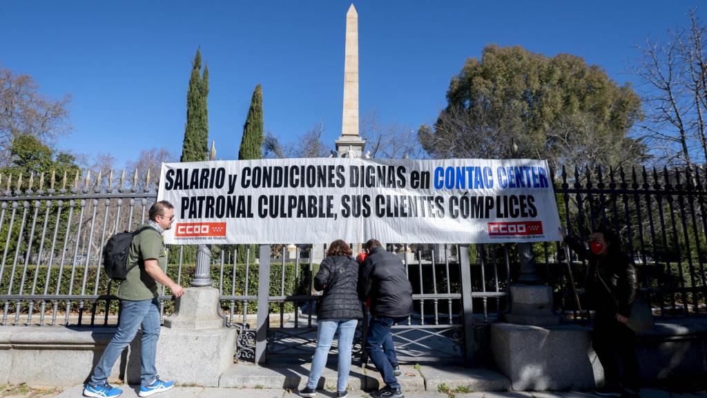 Una pancarta para exigir salario y condiciones dignas en Contact Center, en una concentración celebrada en la Plaza de la Lealtad, a 22 de febrero de 2022, en Madrid (España).