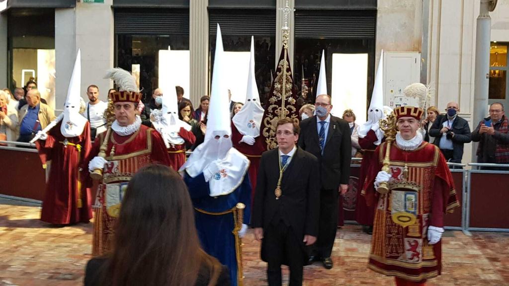 El alcalde de Madrid, José Luis Martínez Almeida, pide la venia de la cofradía de la Paloma.