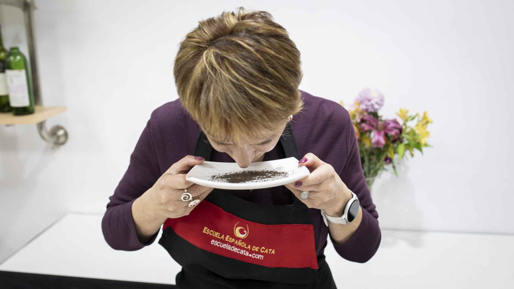 Marisol González huele las hebras secas de un té rojo de supermercado.