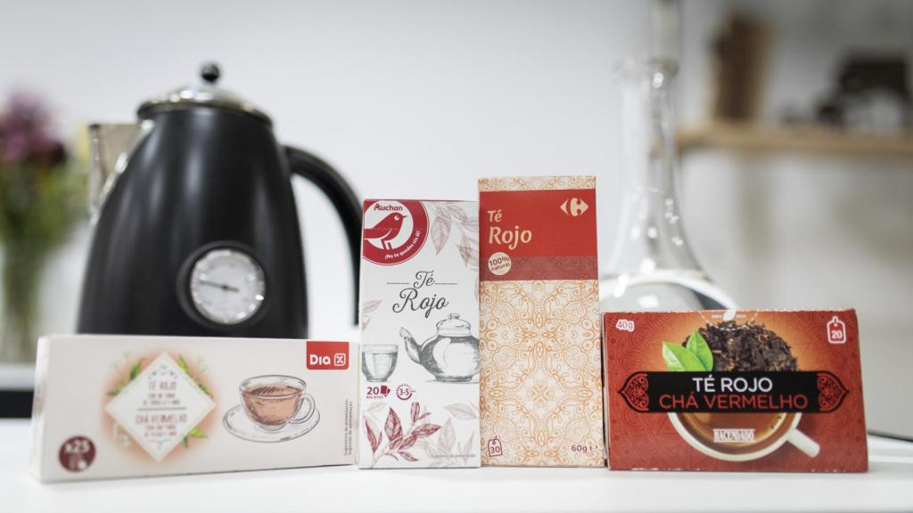 Las cuatros cajas de té rojo de los supermercados testados en la prueba.