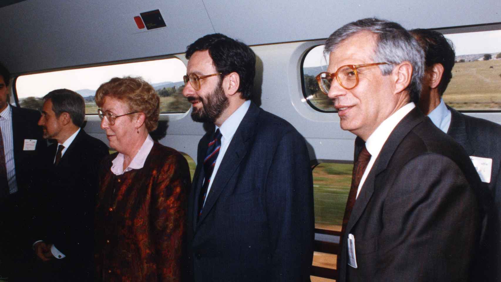 El vicepresidente del Gobierno, Narcis Serra, y el ministros de Obras Públicas y Transportes, Josep Borrel, en el primer AVE inaugural el 21 de abril de 1992.