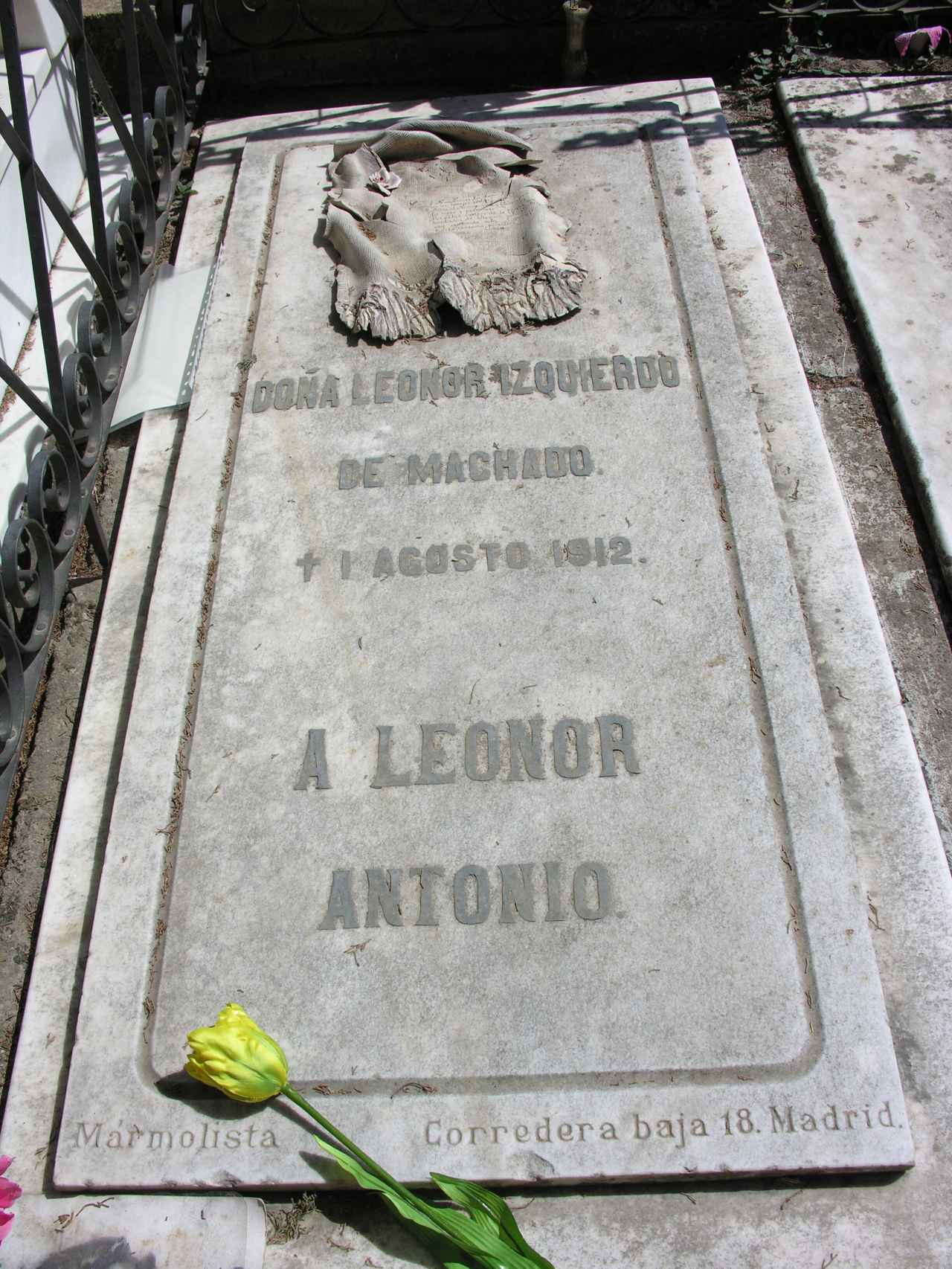 Tumba de Leonor Izquierdo en el cementerio de Soria