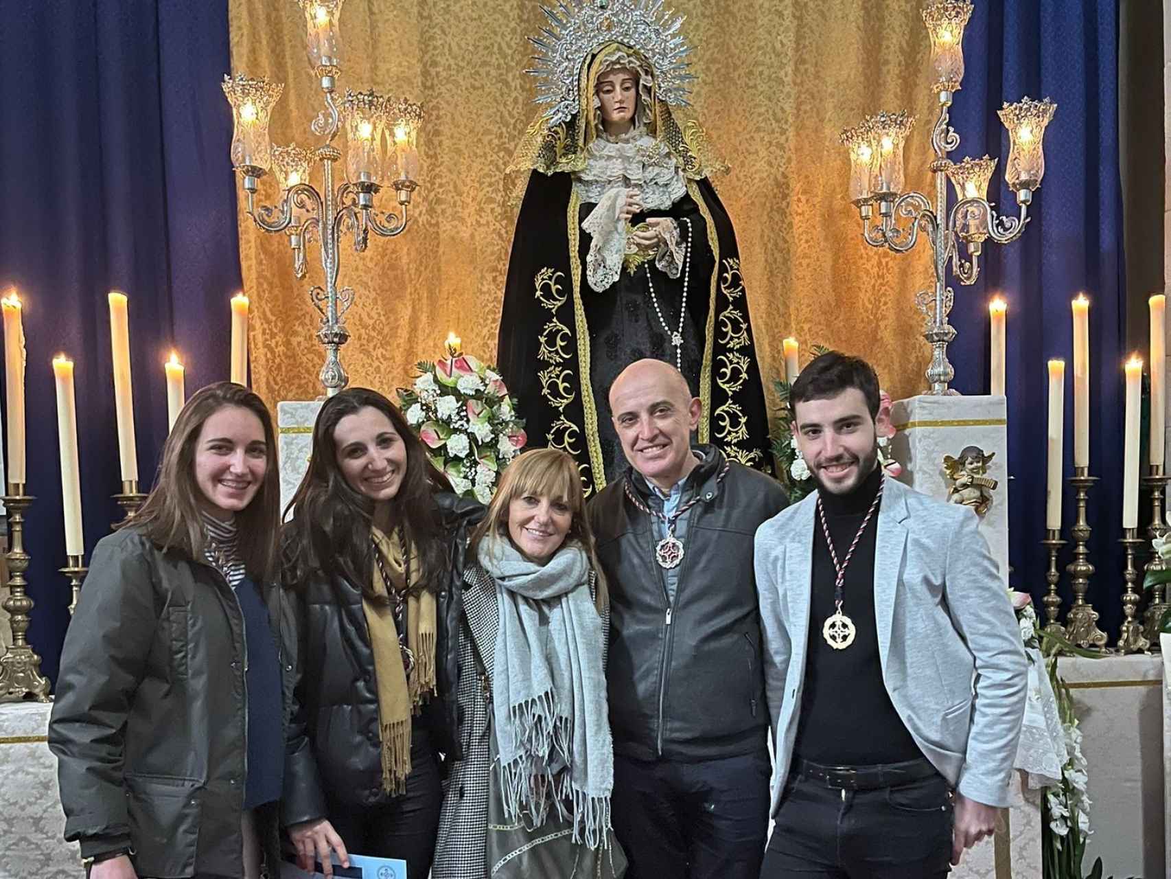 Rubén junto a su familia cofrade