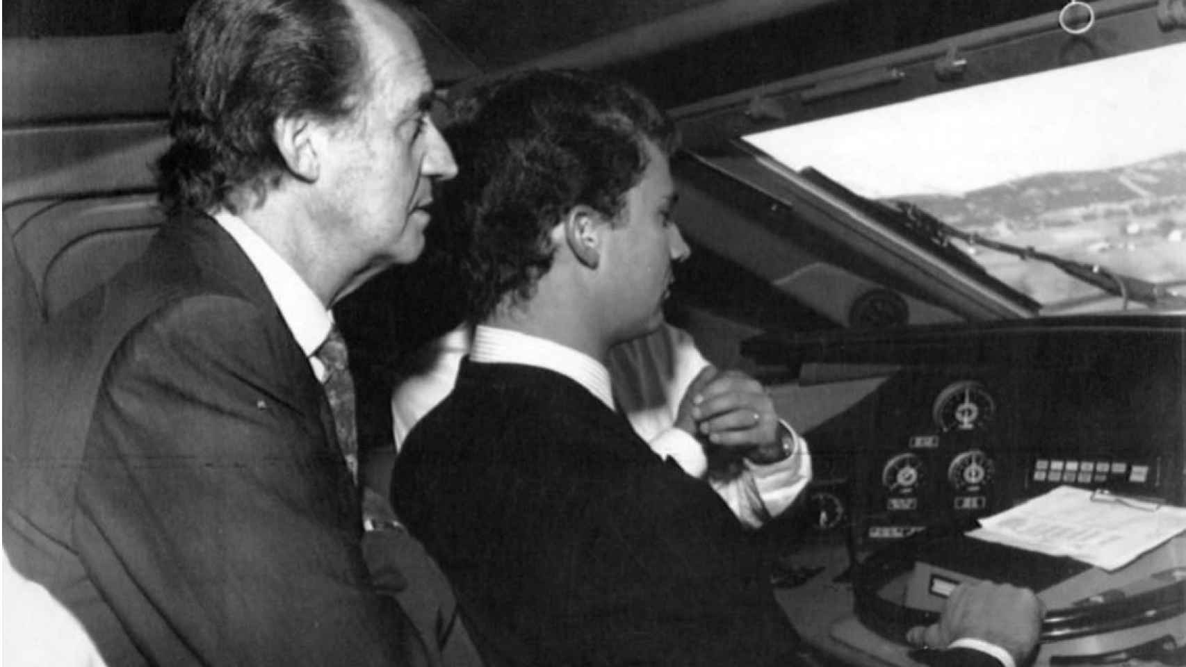 El entonces rey Juan Carlos y el príncipe Felipe, en la cabina del tren inaugural en 1992.