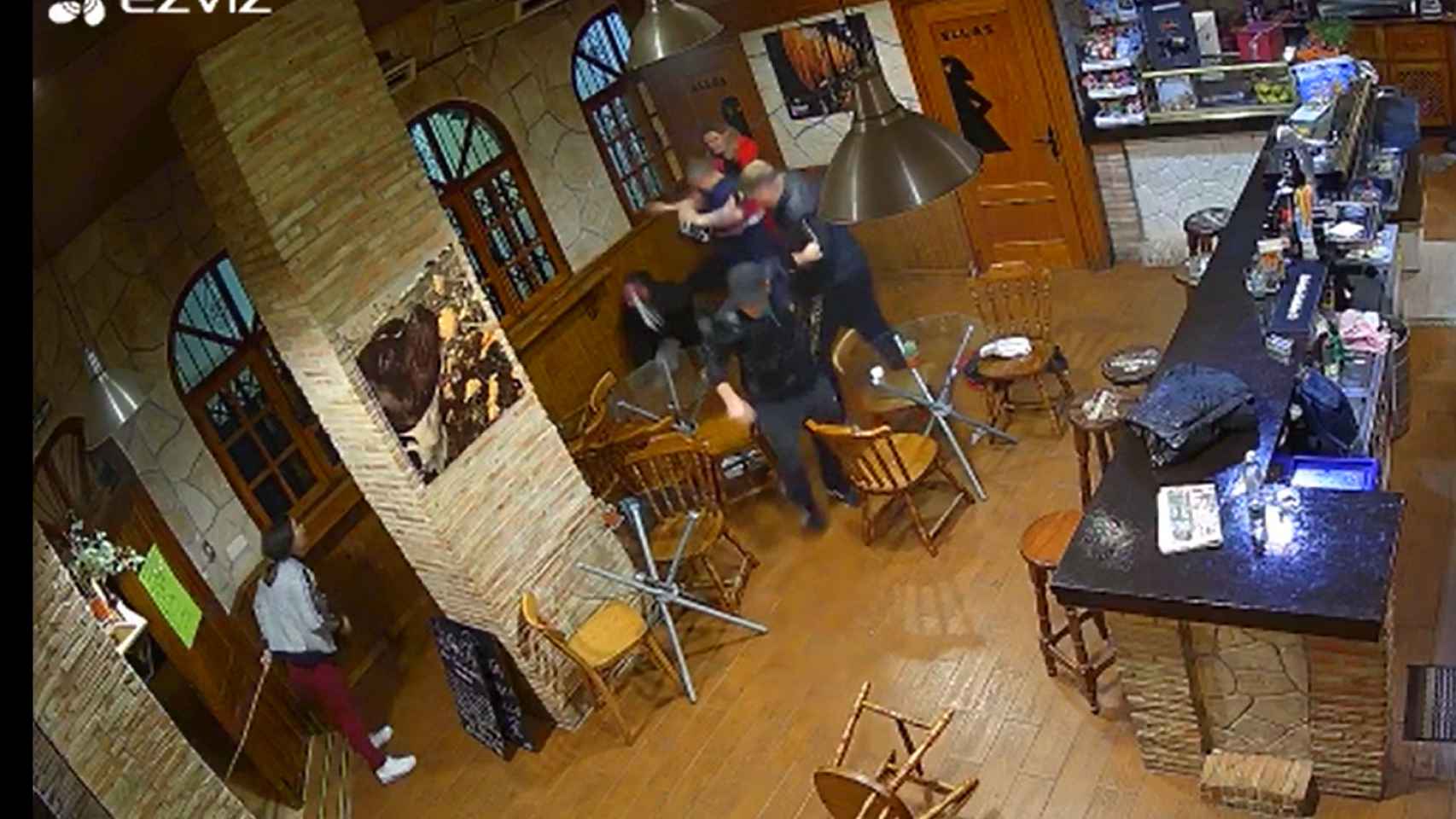 El vídeo de la paliza de tres rusos a un ucraniano en un bar de Torrevieja tras decir Gloria Ucrania