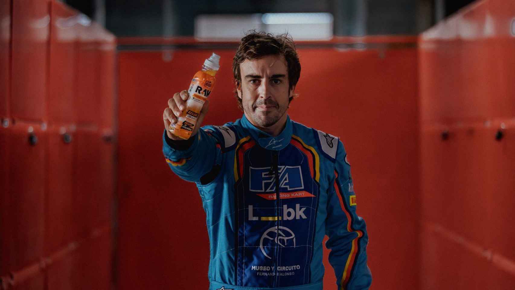 Fernando Alonso con una de las bebidas Raw.