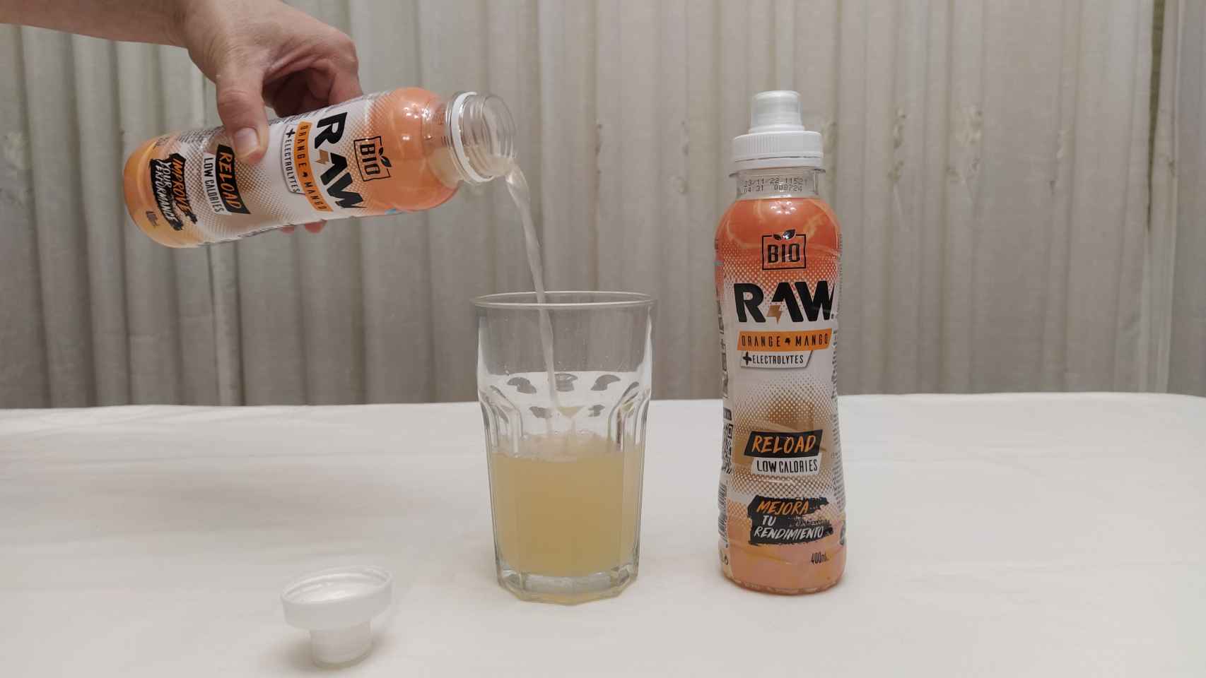 Servimos la bebida de naranja y mango de Raw para valorarla.
