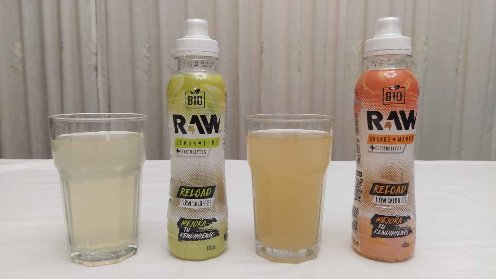 Las bebidas servidas de Raw, en las que ha invertido Fernando Alonso, para poder ver su color.