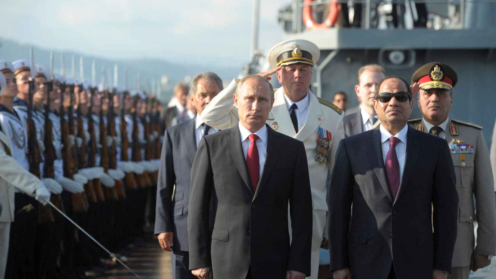 El presidente de Rusia, Vladimir Putin, su homólogo egipcio, Abdel Fattah al-Sisi, y el ministro de Defensa de Rusia, Sergei Shoigu, asisten a una ceremonia de bienvenida a bordo del crucero de misiles guiados Moskva en el puerto del Mar Negro de Sochi, Rusia, el 12 de agosto de 2014.