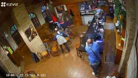 La agresión registrada por las cámaras de seguridad del bar de Torrevieja