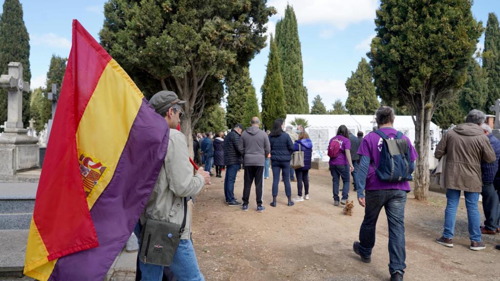 Acto conmemorativo del día de la República en el cementerio de el Carmen de Valladolid