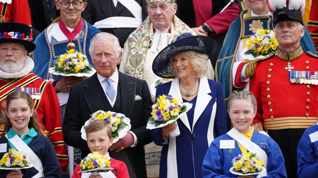 El príncipe Carlos y la duquesa de Cornualles han vuelto a sustituir a Isabel II, cuyo estado de salud no está en su mejor momento.